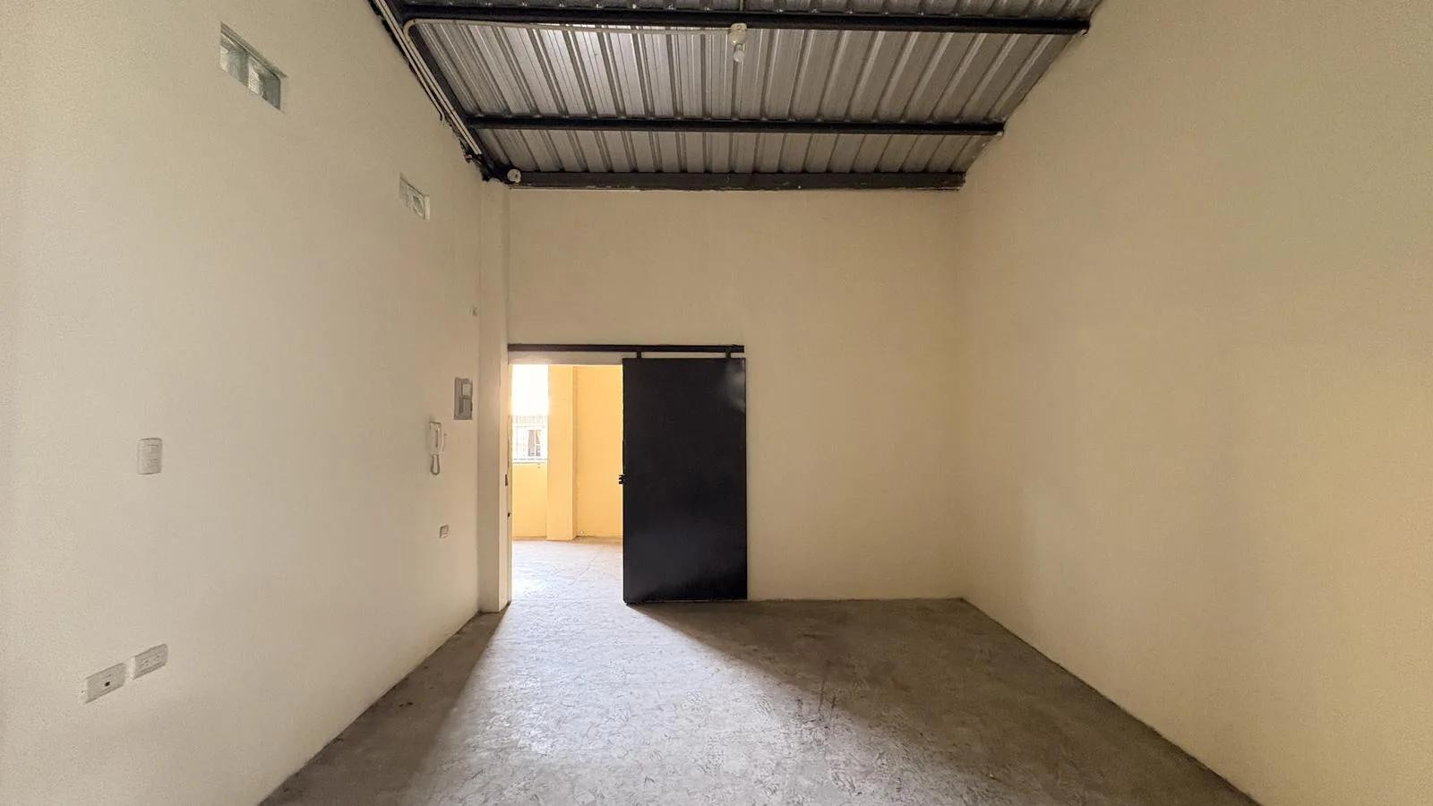 Local comercial esquinero en alquiler en Av. Portete y Tungurahua JonR
