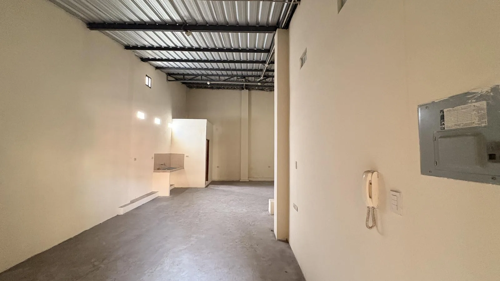 Local comercial esquinero en alquiler en Av. Portete y Tungurahua JonR