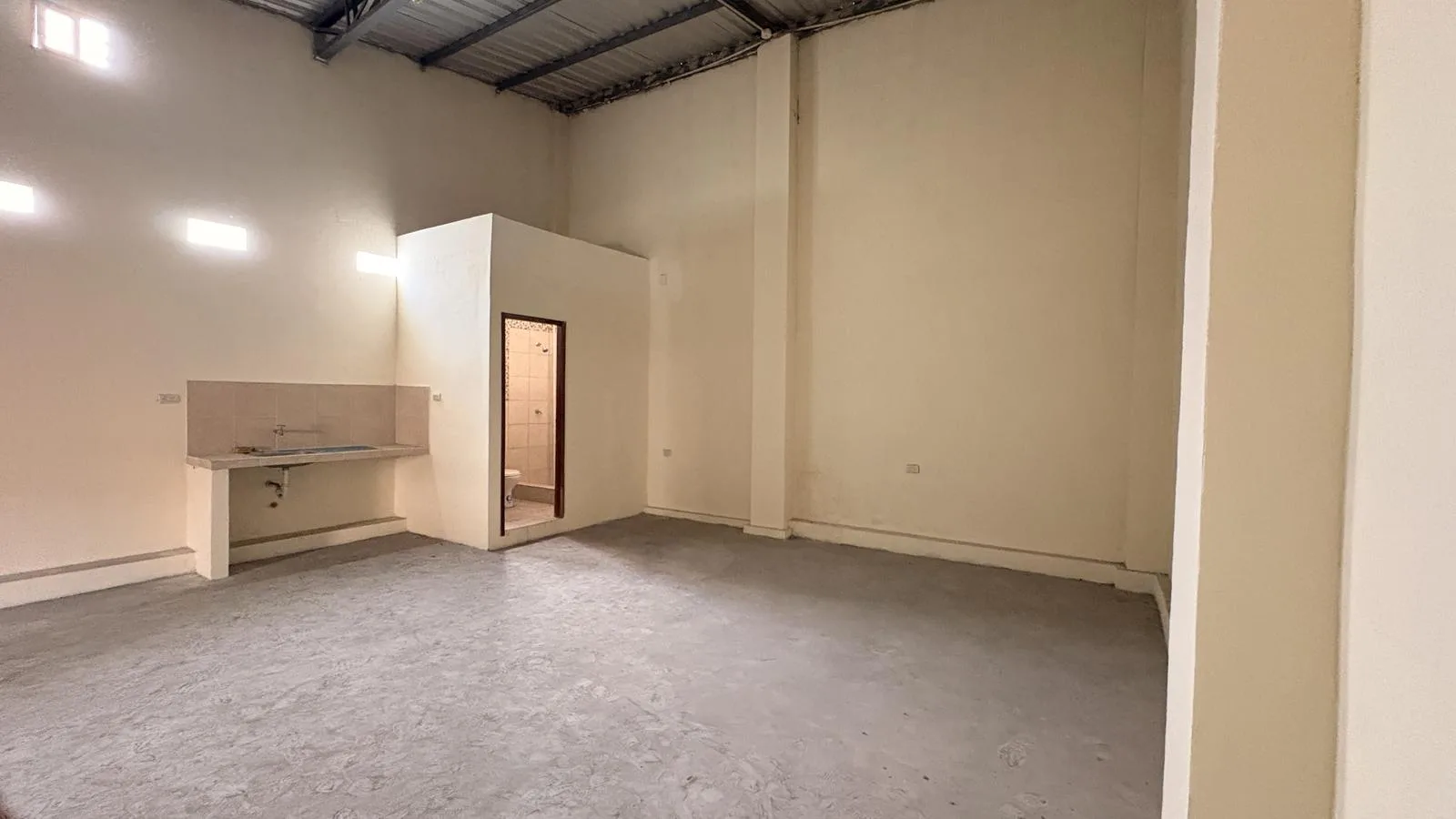 Local comercial esquinero en alquiler en Av. Portete y Tungurahua JonR
