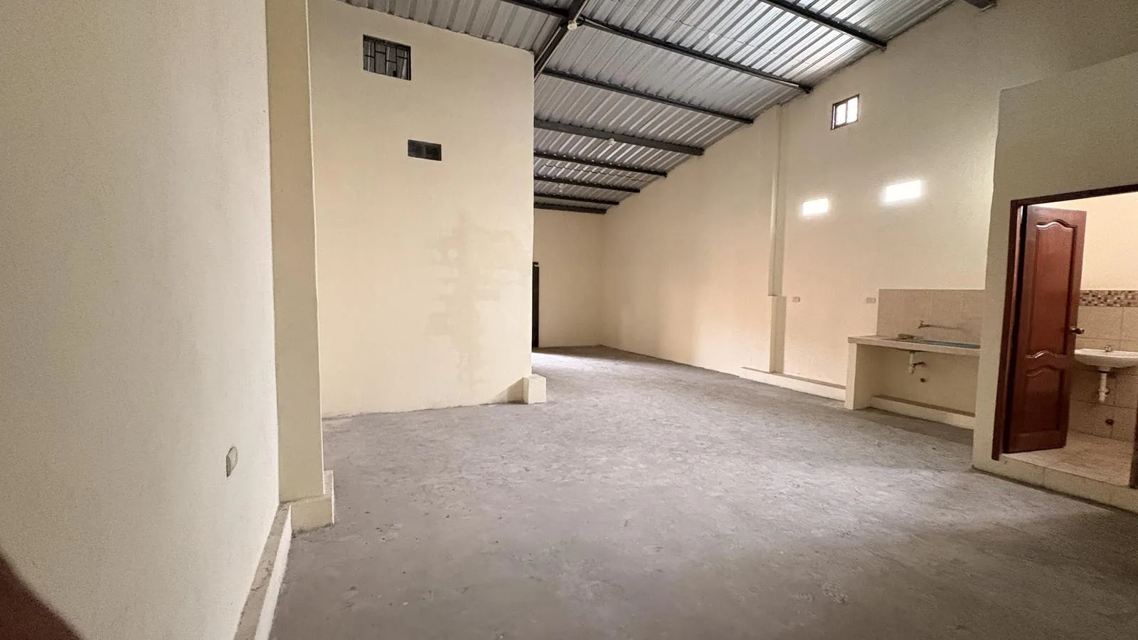 Local comercial esquinero en alquiler en Av. Portete y Tungurahua JonR