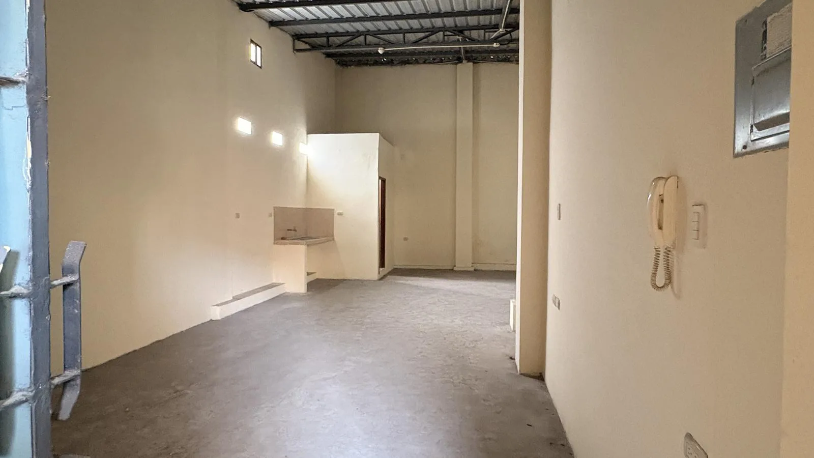Local comercial esquinero en alquiler en Av. Portete y Tungurahua JonR