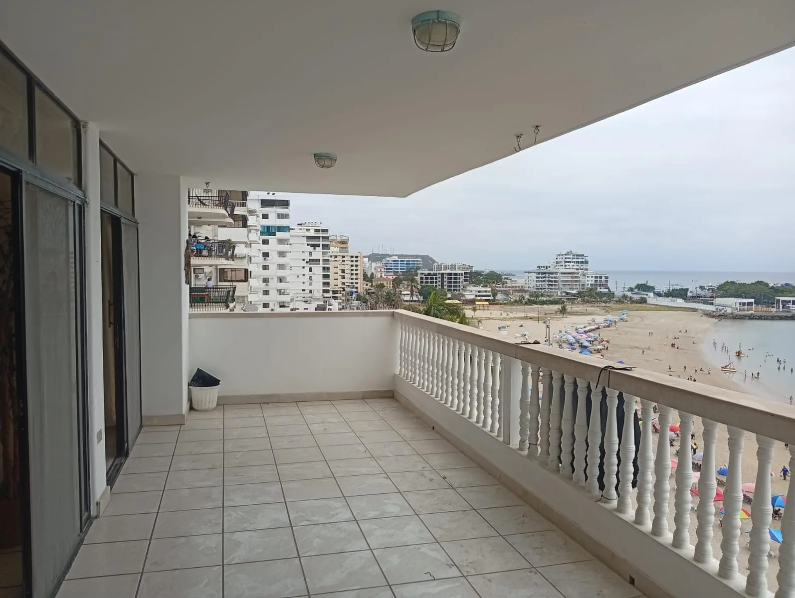 Departamento en venta, malecón Salinas, edificio frente a la playa, piso 7 RauH