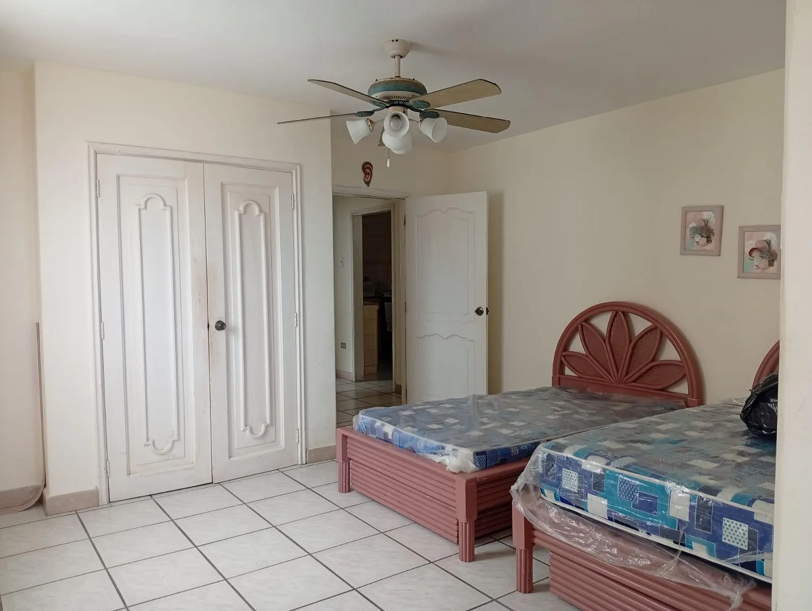 Departamento en venta, malecón Salinas, edificio frente a la playa, piso 7 RauH