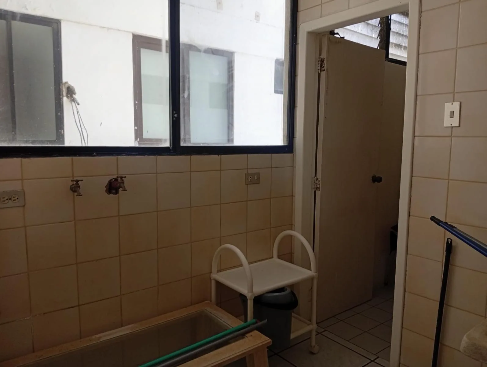 Departamento en venta, malecón Salinas, edificio frente a la playa, piso 7 RauH