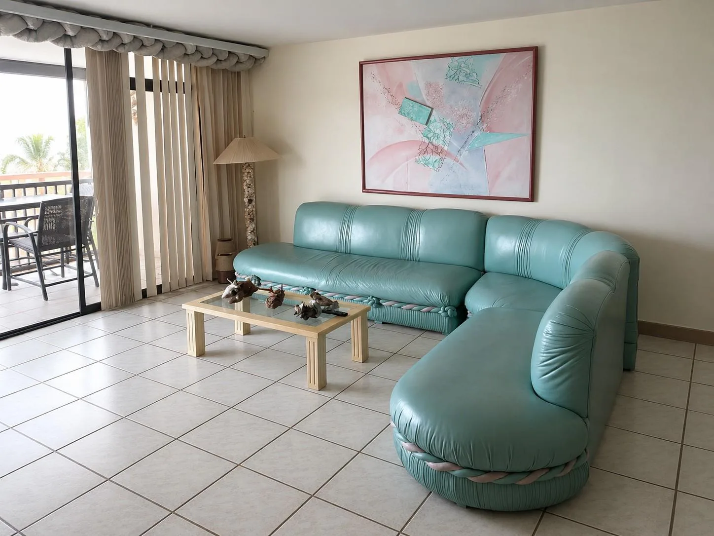 Departamento en venta, malecón Salinas, edificio frente a la playa, piso 7 RauH