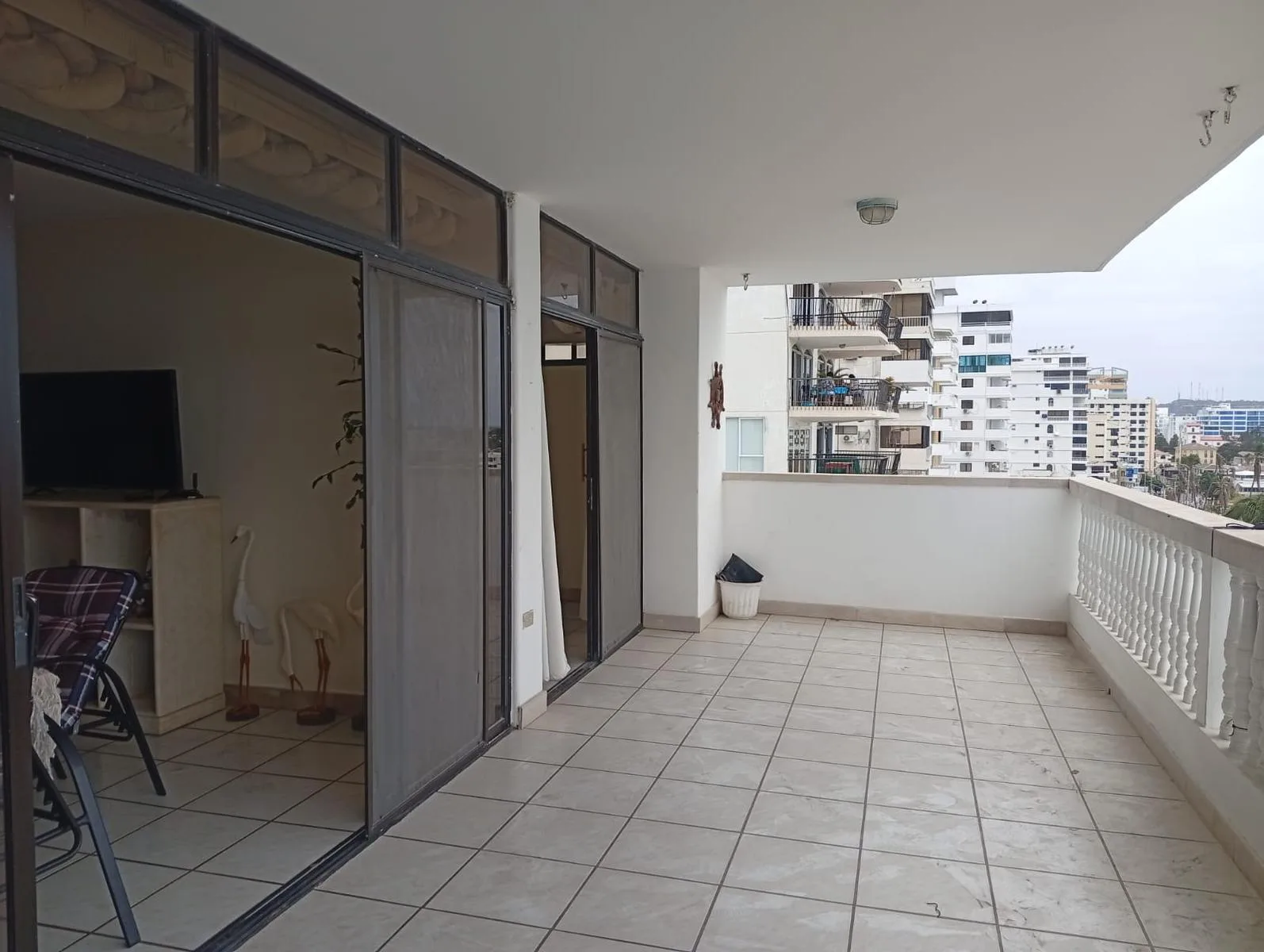 Departamento en venta, malecón Salinas, edificio frente a la playa, piso 7 RauH