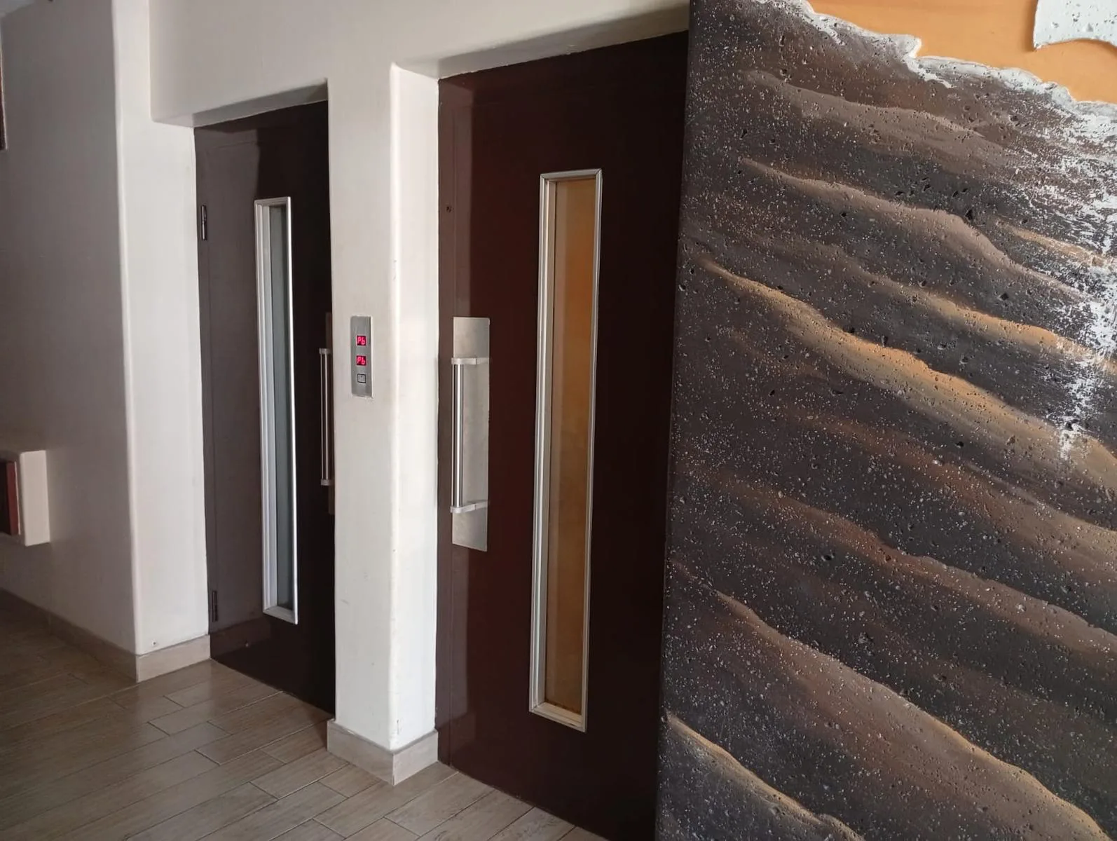 Departamento en venta, malecón Salinas, edificio frente a la playa, piso 7 RauH