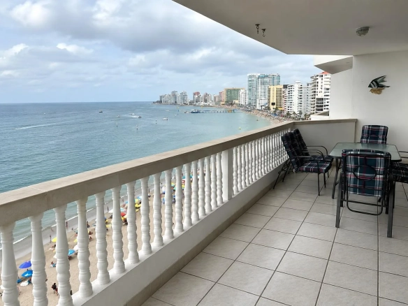 Departamento en venta, malecón Salinas, edificio frente a la playa, piso 7 RauH