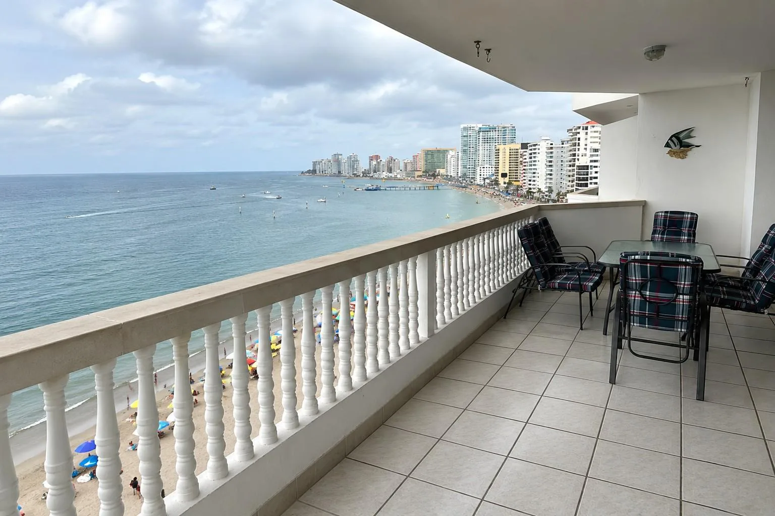 Departamento en venta, malecón Salinas, edificio frente a la playa, piso 7 RauH