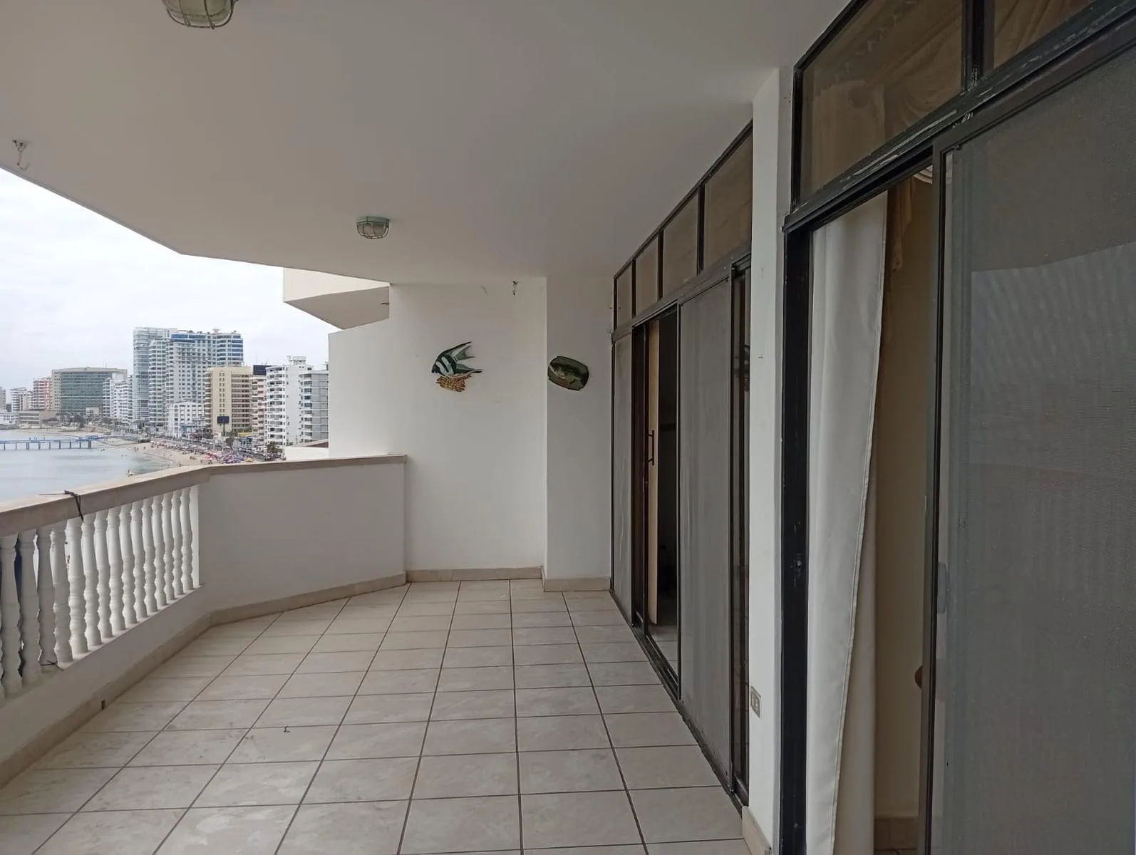 Departamento en venta, malecón Salinas, edificio frente a la playa, piso 7 RauH