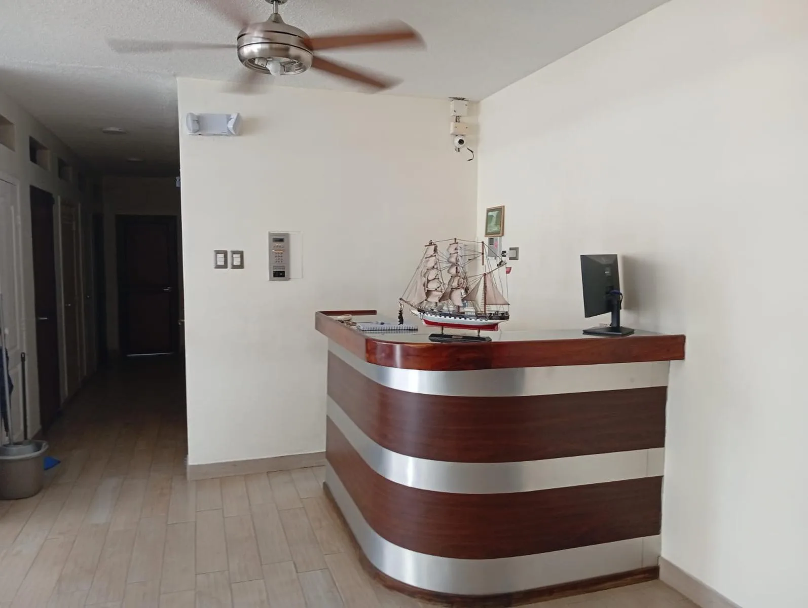 Departamento en venta, malecón Salinas, edificio frente a la playa, piso 7 RauH