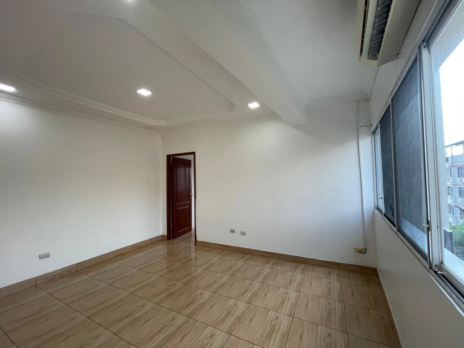 Suite en Venta Centro de guayaquil calle Cordova y mendiburo AleMo