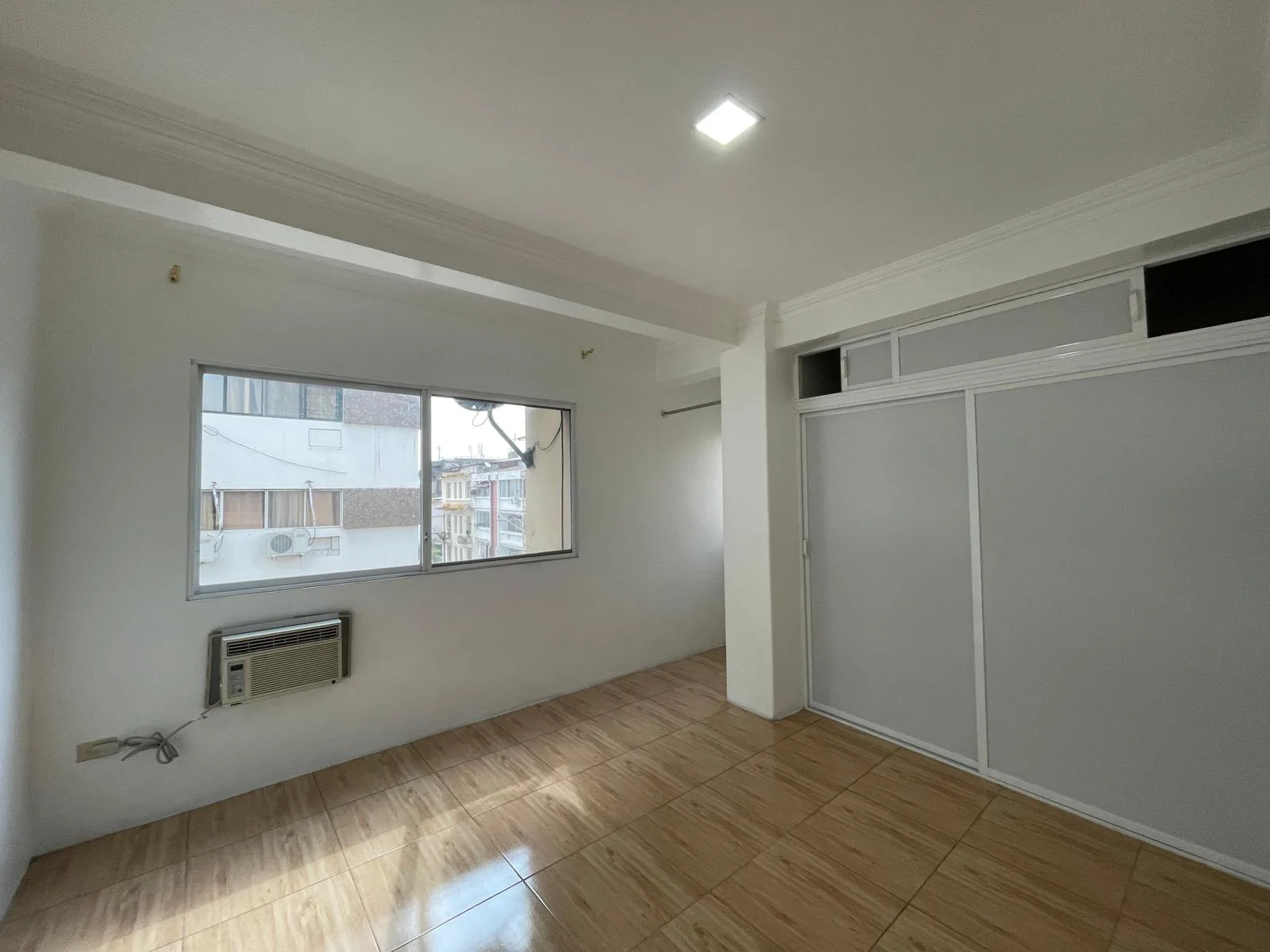 Suite en Venta Centro de guayaquil calle Cordova y mendiburo AleMo
