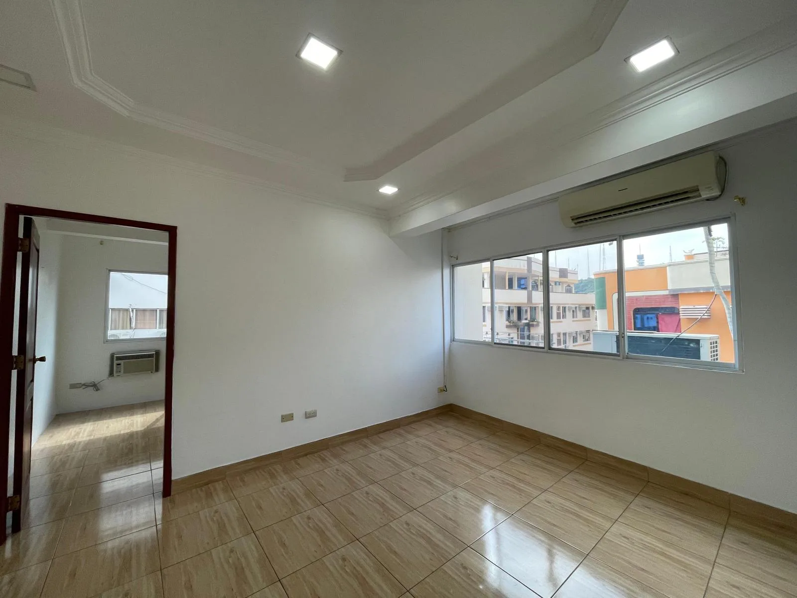 Suite en Venta Centro de guayaquil calle Cordova y mendiburo AleMo