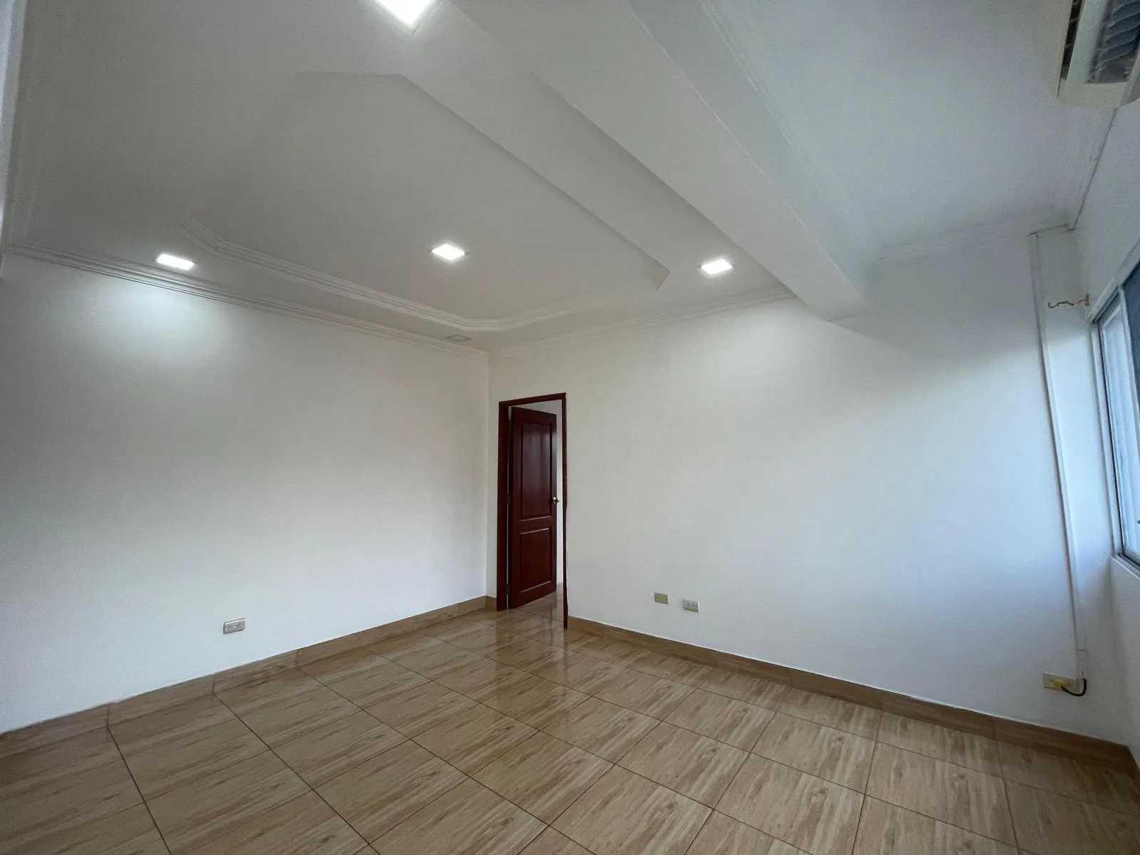 Suite en Venta Centro de guayaquil calle Cordova y mendiburo AleMo