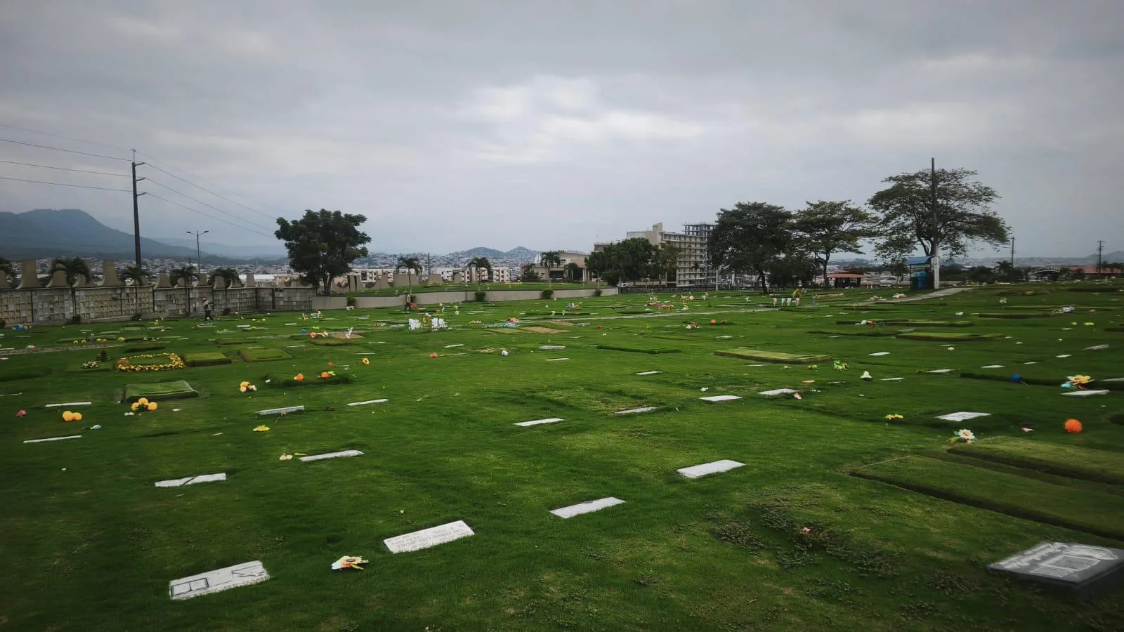Venta de Lote doble en Jardines de Esperanza cerca del Santuario de Shoensttat CriL