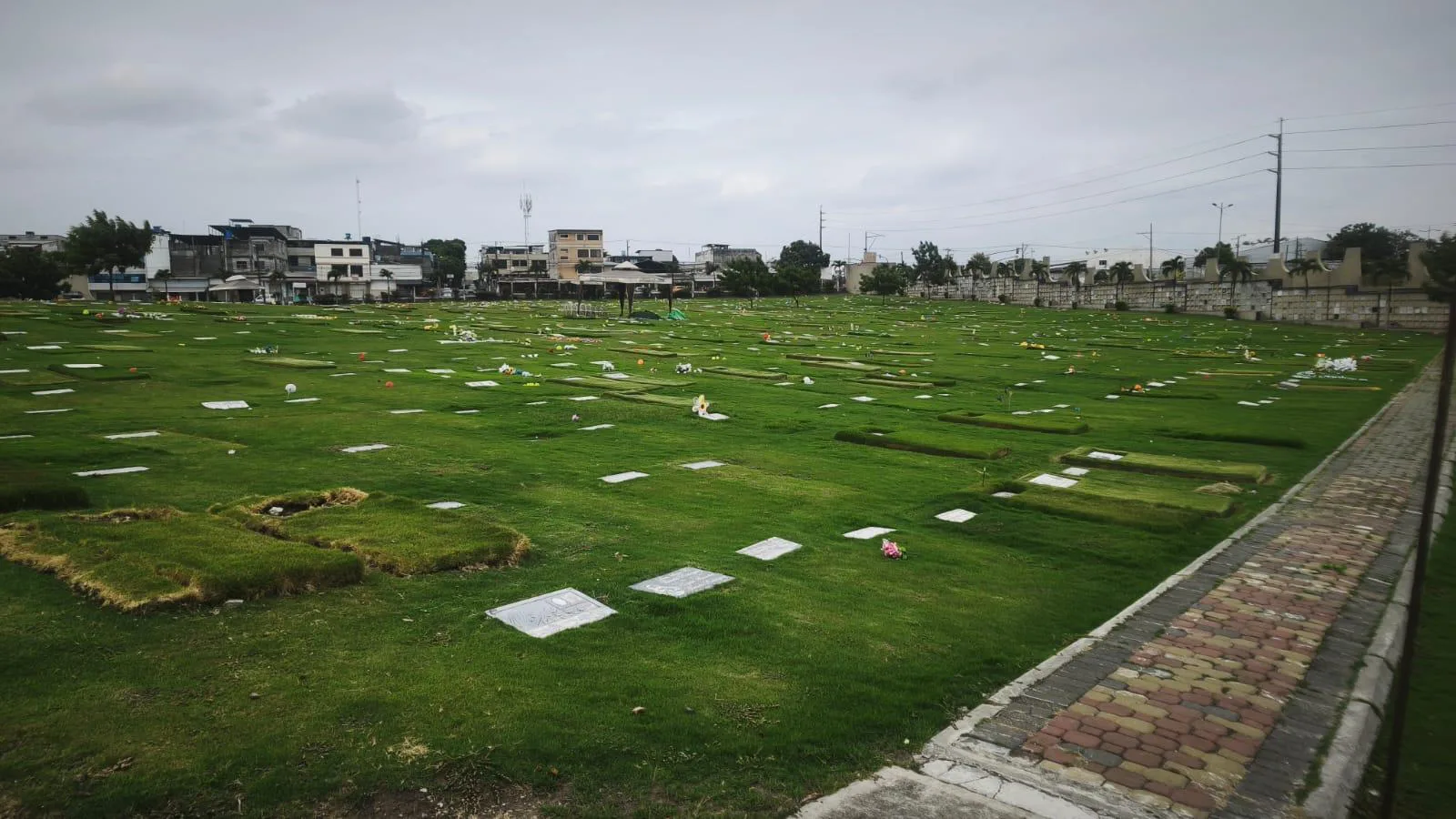 Venta de Lote doble en Jardines de Esperanza cerca del Santuario de Shoensttat CriL