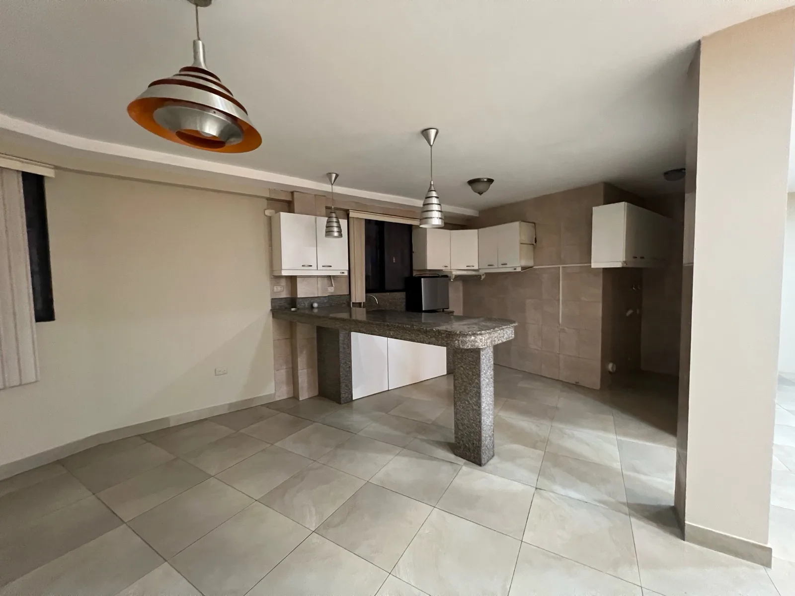 Departamento en Alquiler 2do Piso, Los Ceibos, Guayaquil, RobA