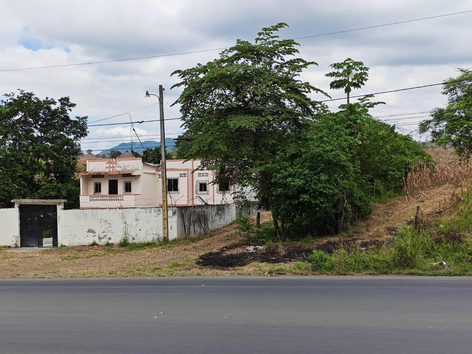 Venta Casa y Terreno. Vía Jipijapa-Guayaquil. Recinto San Vicente. Parroquia Jipijapa. VyJ