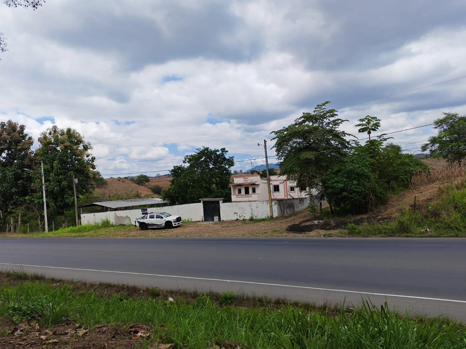 Venta Casa y Terreno. Vía Jipijapa-Guayaquil. Recinto San Vicente. Parroquia Jipijapa. VyJ