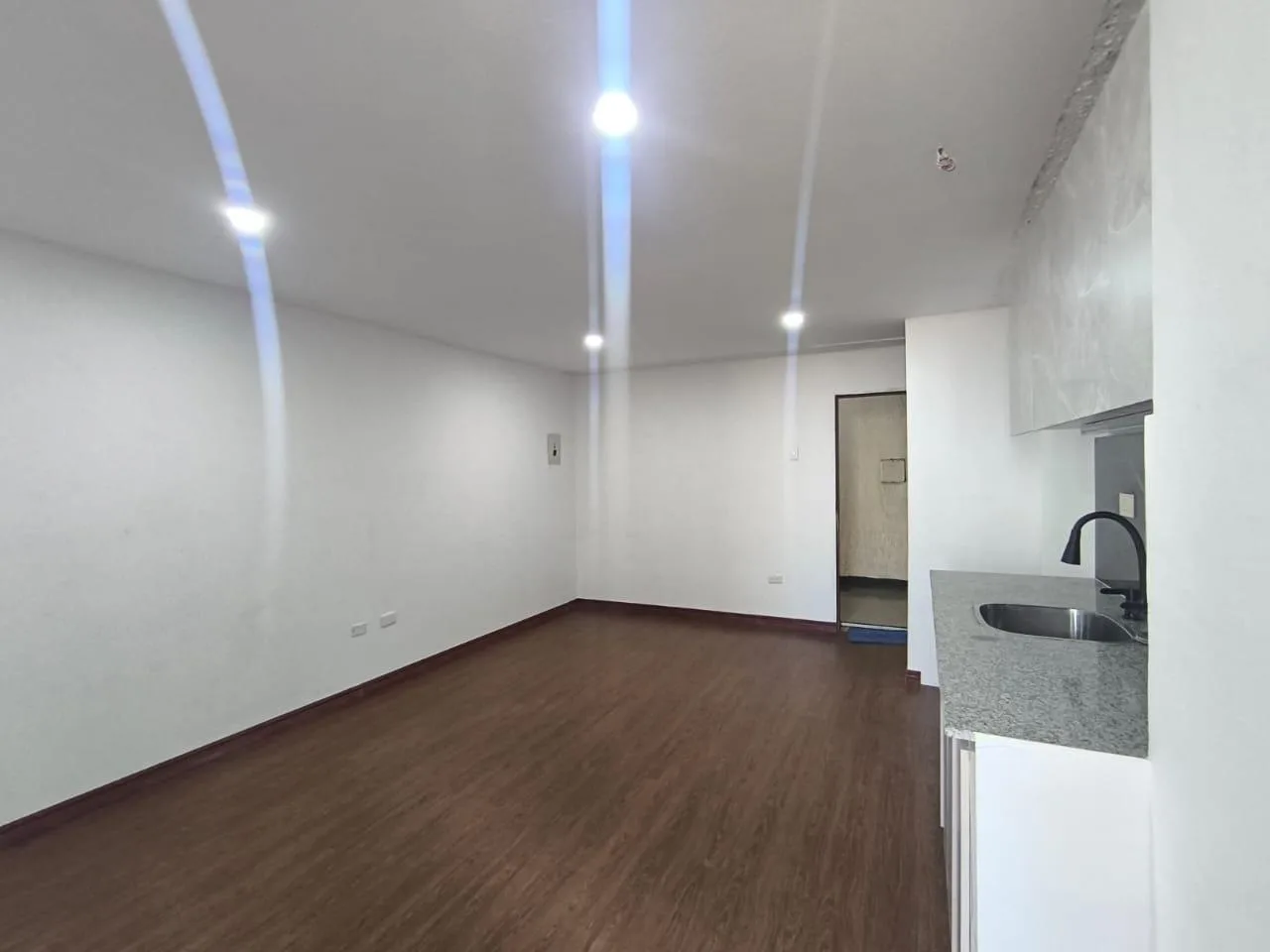Alquiler de Suite. Edificio El Forum, Centro de Guayaquil KarR