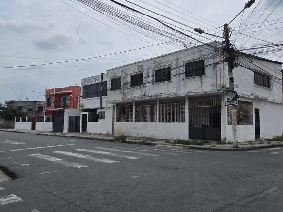 Venta Casa Esquinera de 2 Plantas – Sector Letamendi LizV