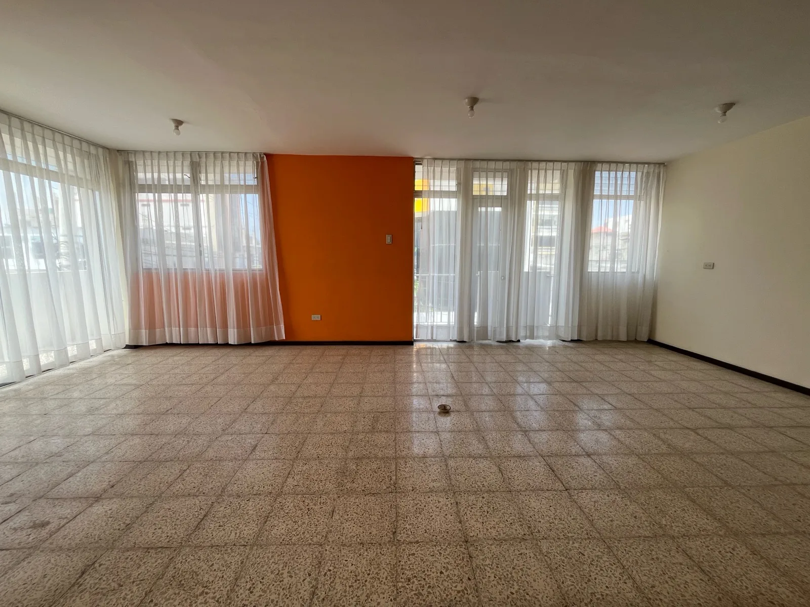 Alquiler departamento La Libertad frente al parque VanRo