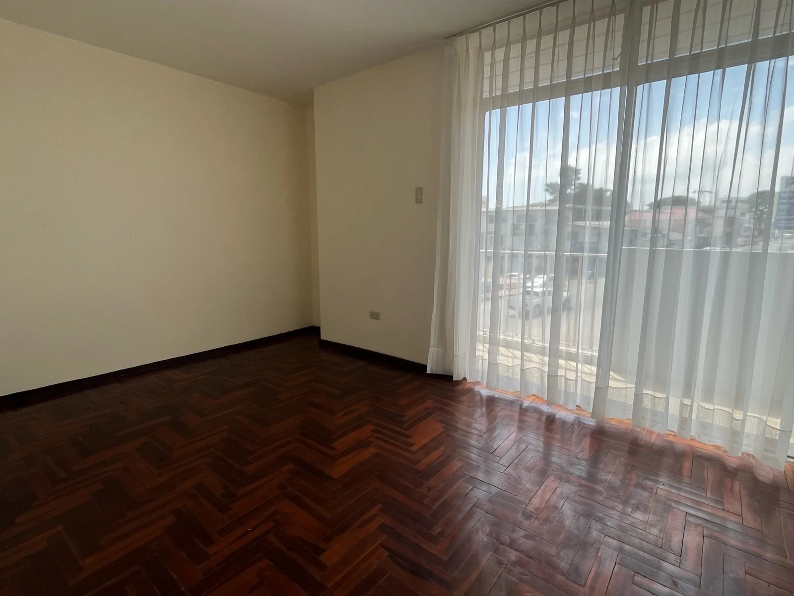 Alquiler departamento La Libertad frente al parque VanRo