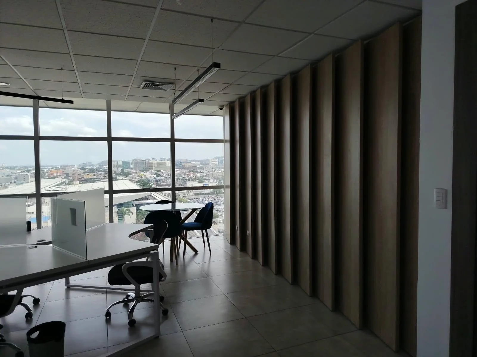 Se Vende Oficina, Edif. Sky Building , Aeropuerto, Guayaquil AnaA