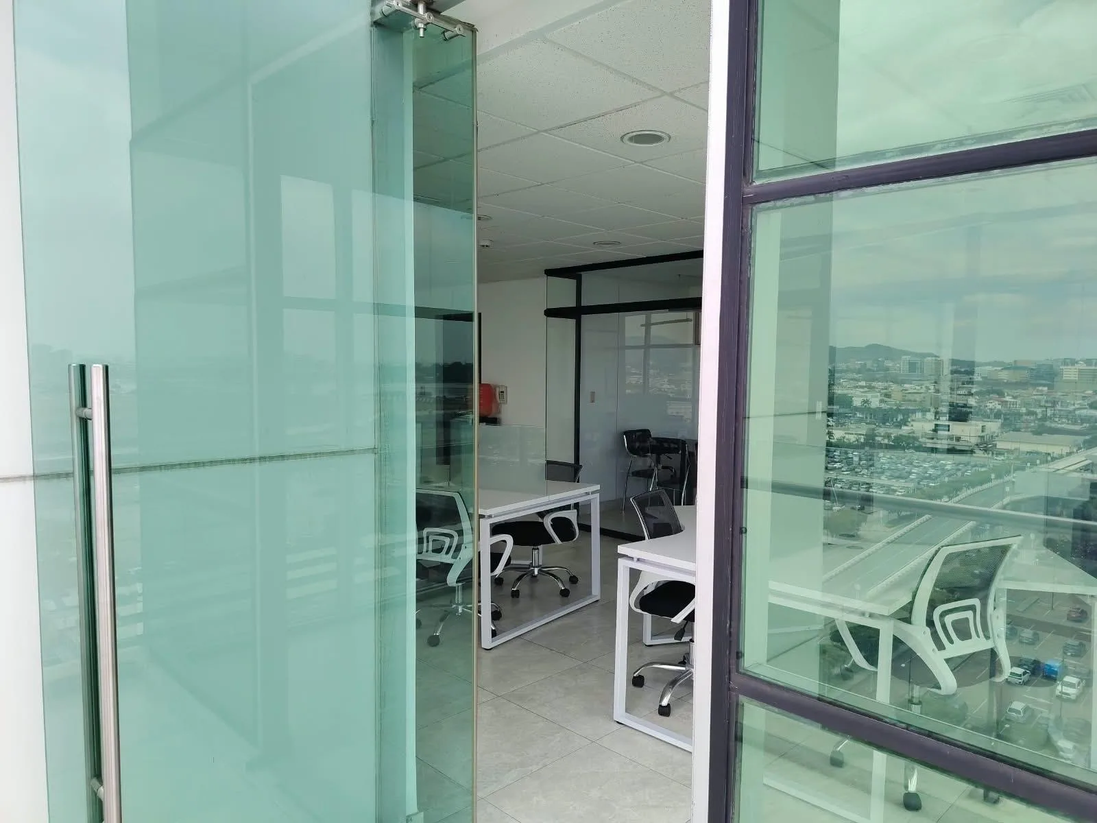 Se Vende Oficina, Edif. Sky Building , Aeropuerto, Guayaquil AnaA