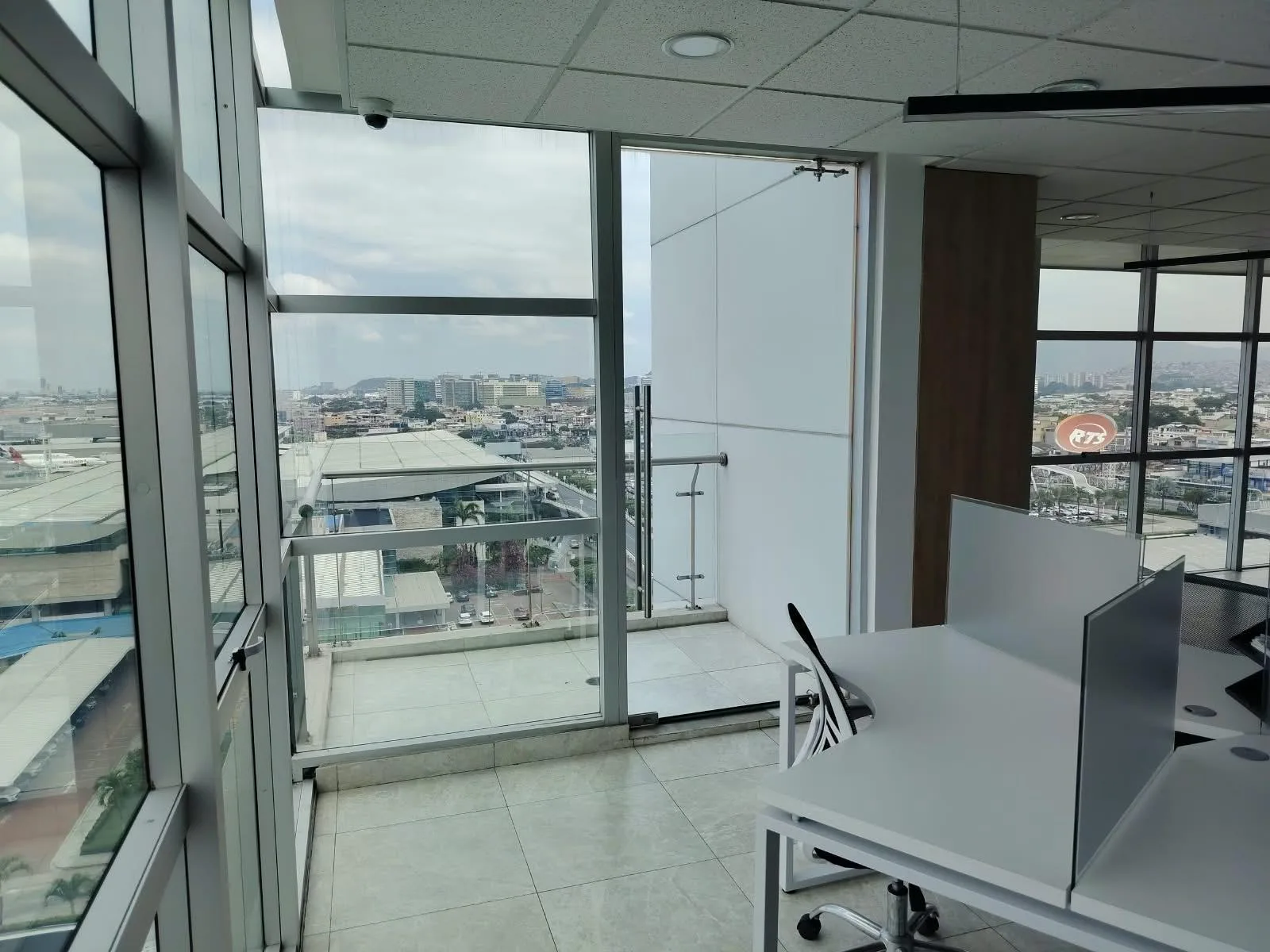 Se Vende Oficina, Edif. Sky Building , Aeropuerto, Guayaquil AnaA