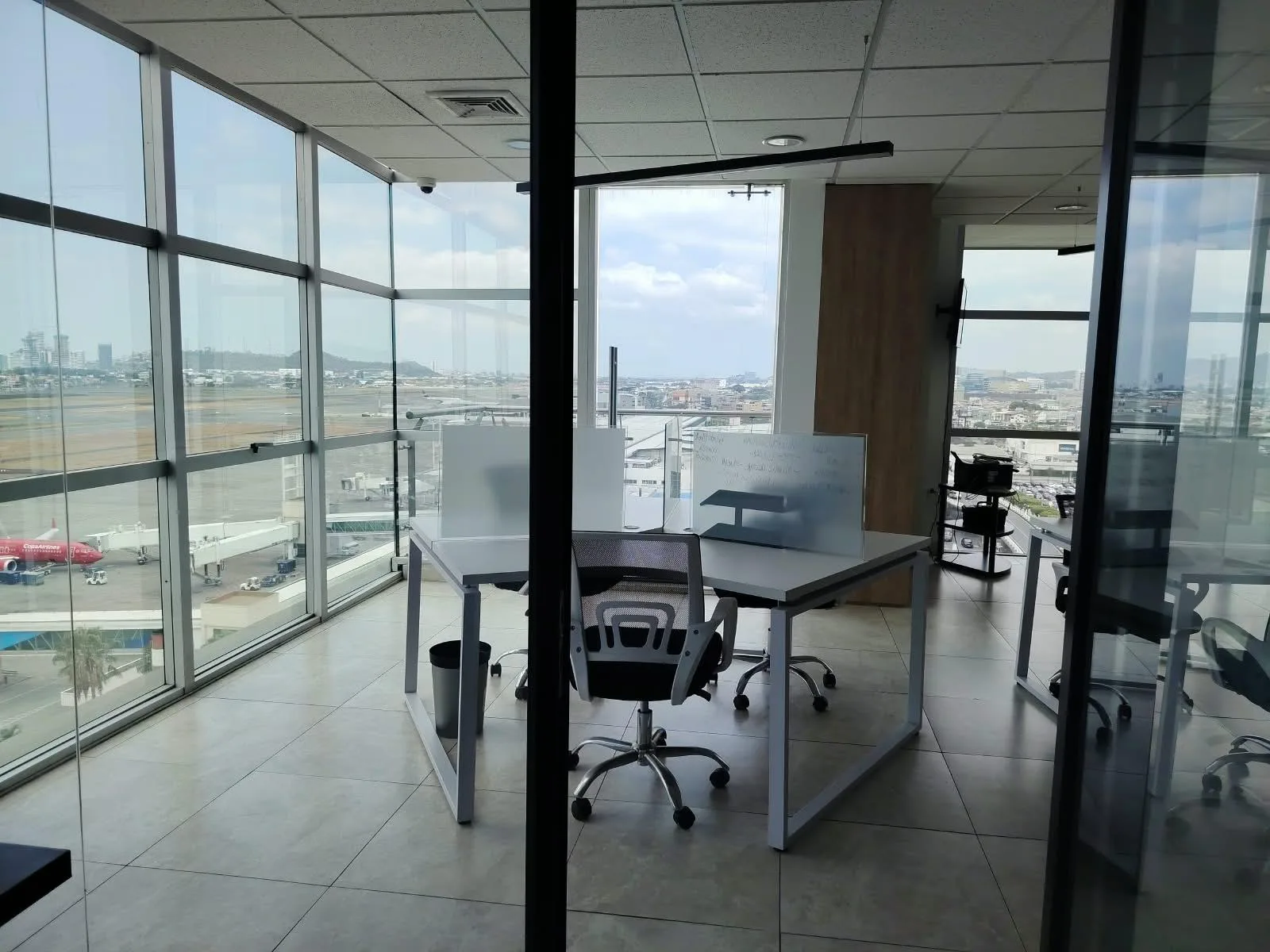 Se Vende Oficina, Edif. Sky Building , Aeropuerto, Guayaquil AnaA