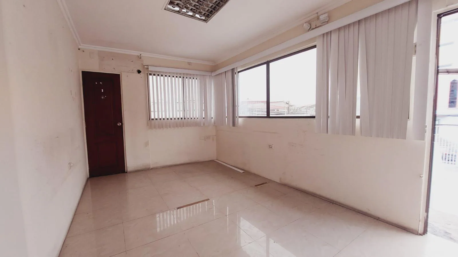Local Comercial en Alquiler avenida Juan Tanca Marengo diagonal Mall del Sol, GraC.