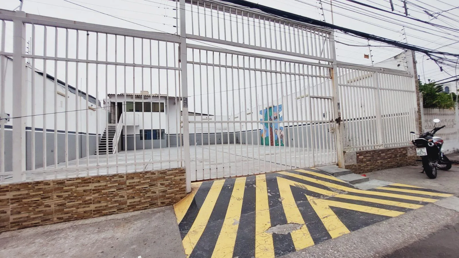 Local Comercial en Alquiler avenida Juan Tanca Marengo diagonal Mall del Sol, GraC.