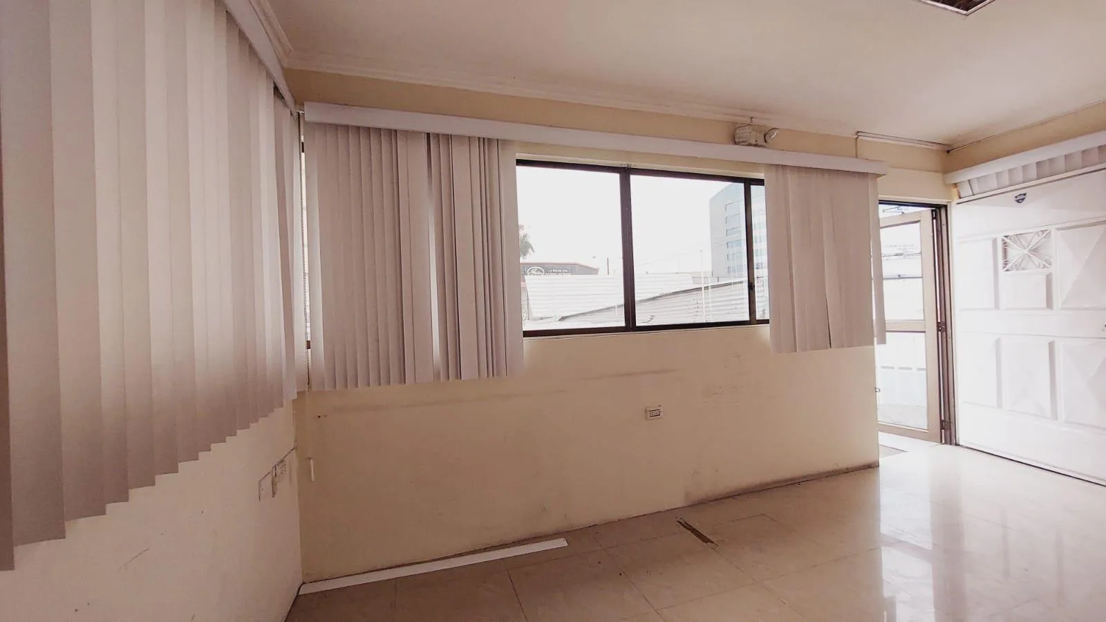 Local Comercial en Alquiler avenida Juan Tanca Marengo diagonal Mall del Sol, GraC.