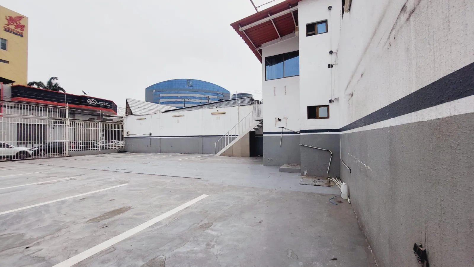 Local Comercial en Alquiler avenida Juan Tanca Marengo diagonal Mall del Sol, GraC.