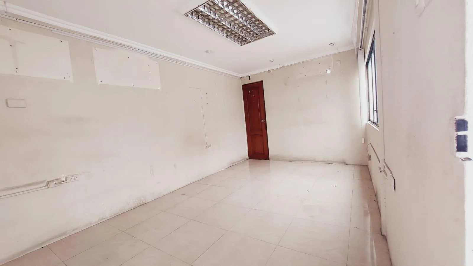 Local Comercial en Alquiler avenida Juan Tanca Marengo diagonal Mall del Sol, GraC.