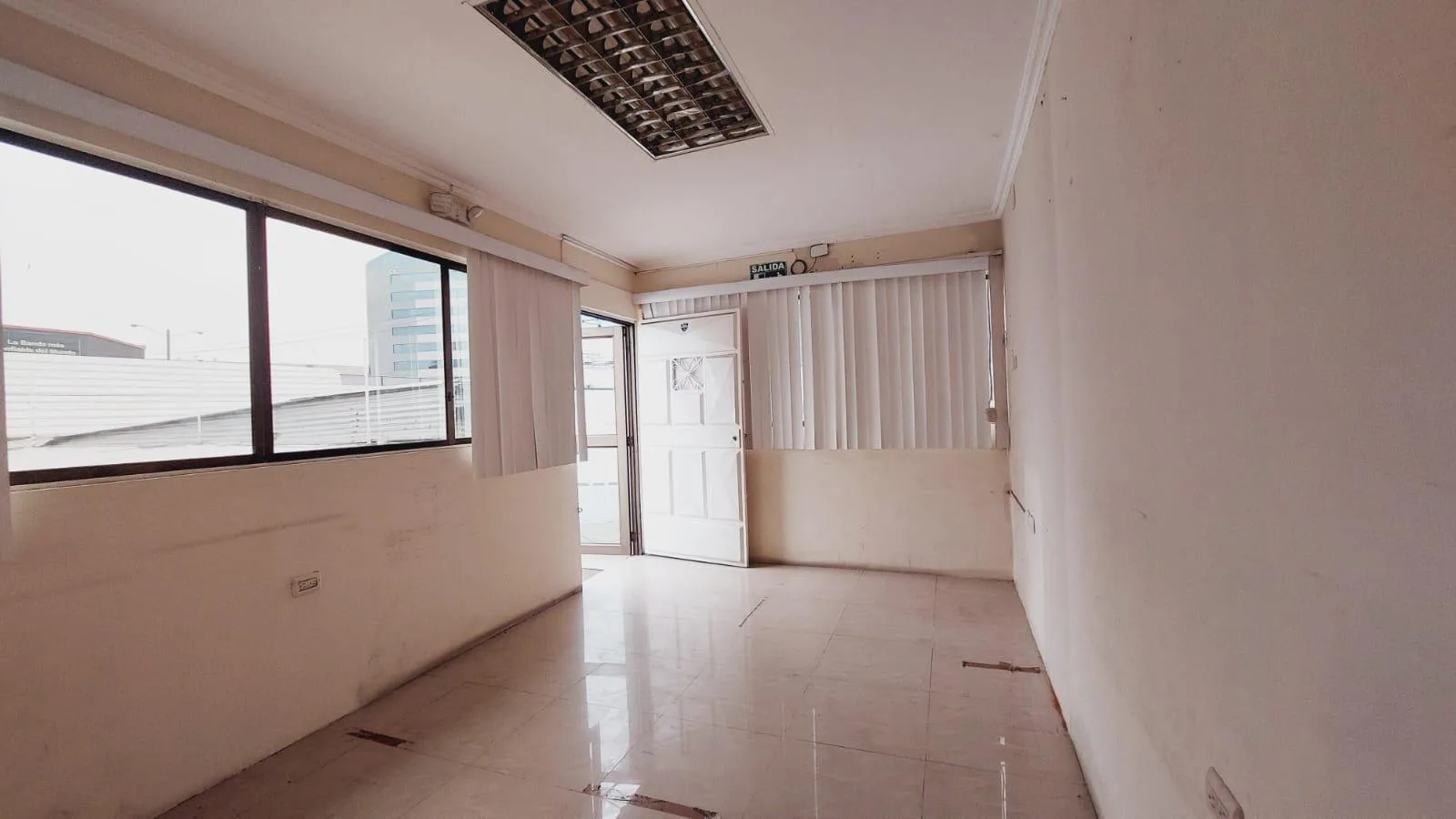 Local Comercial en Alquiler avenida Juan Tanca Marengo diagonal Mall del Sol, GraC.