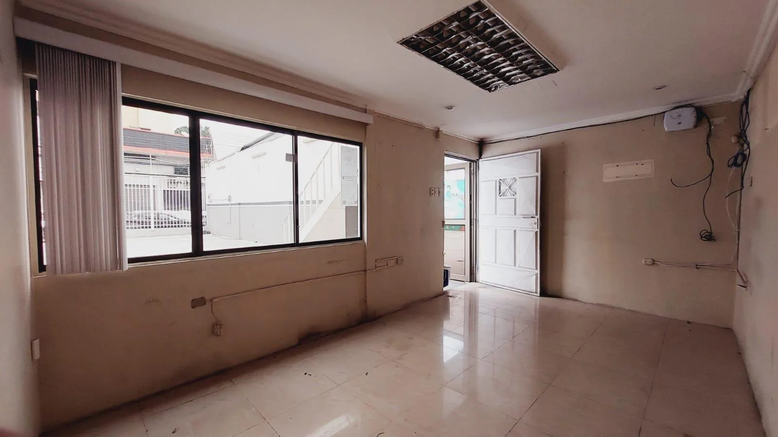 Local Comercial en Alquiler avenida Juan Tanca Marengo diagonal Mall del Sol, GraC.