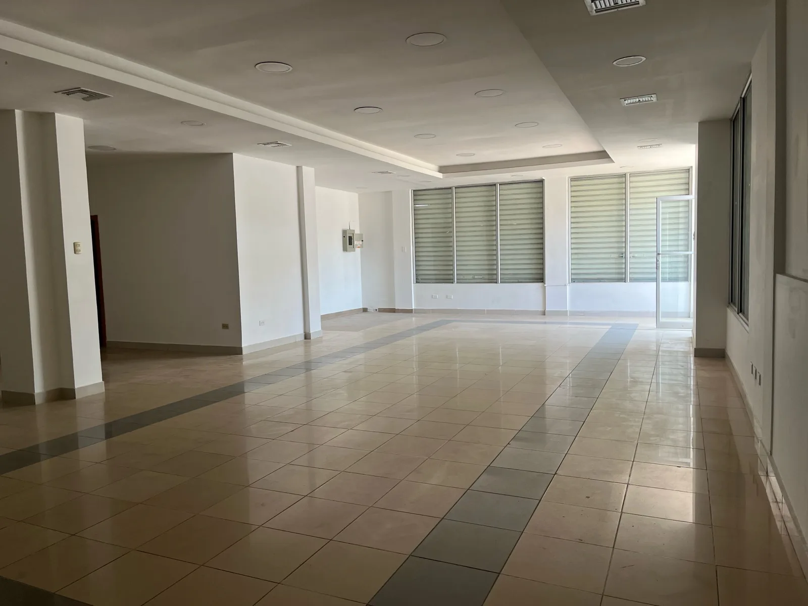 Venta edificio comercial Libertad frente al parque VanRo
