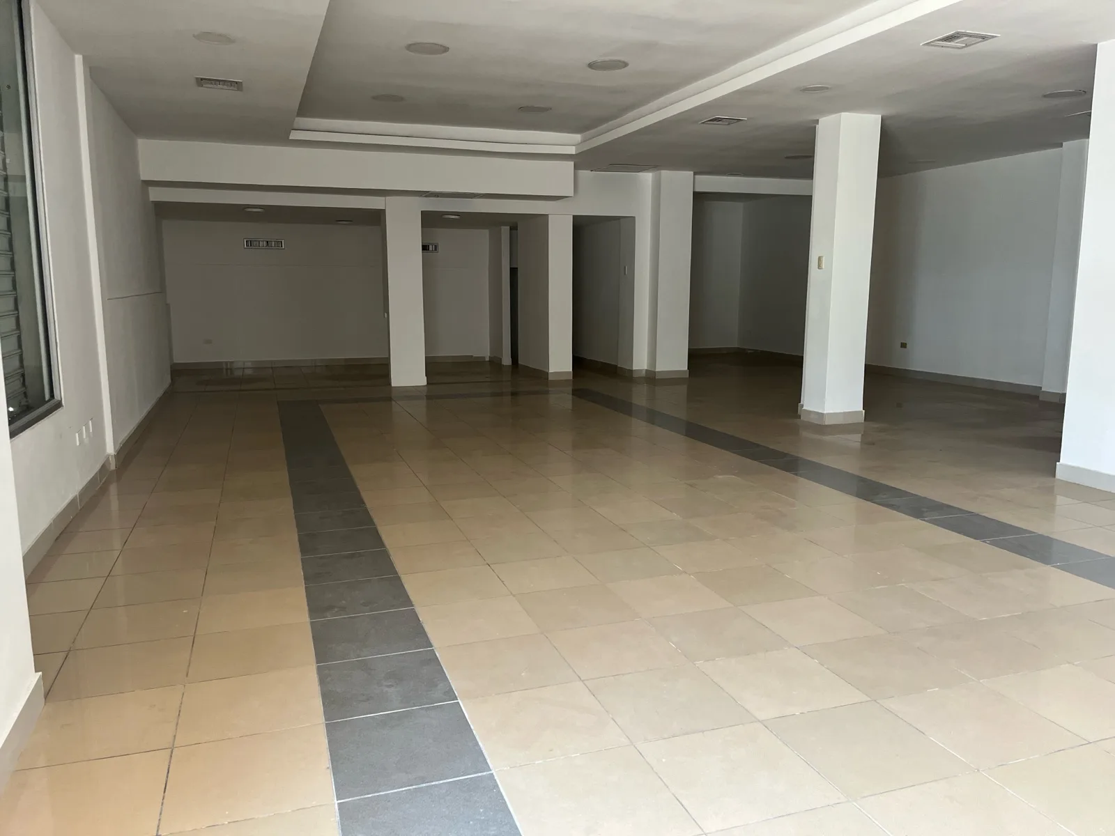 Venta edificio comercial Libertad frente al parque VanRo