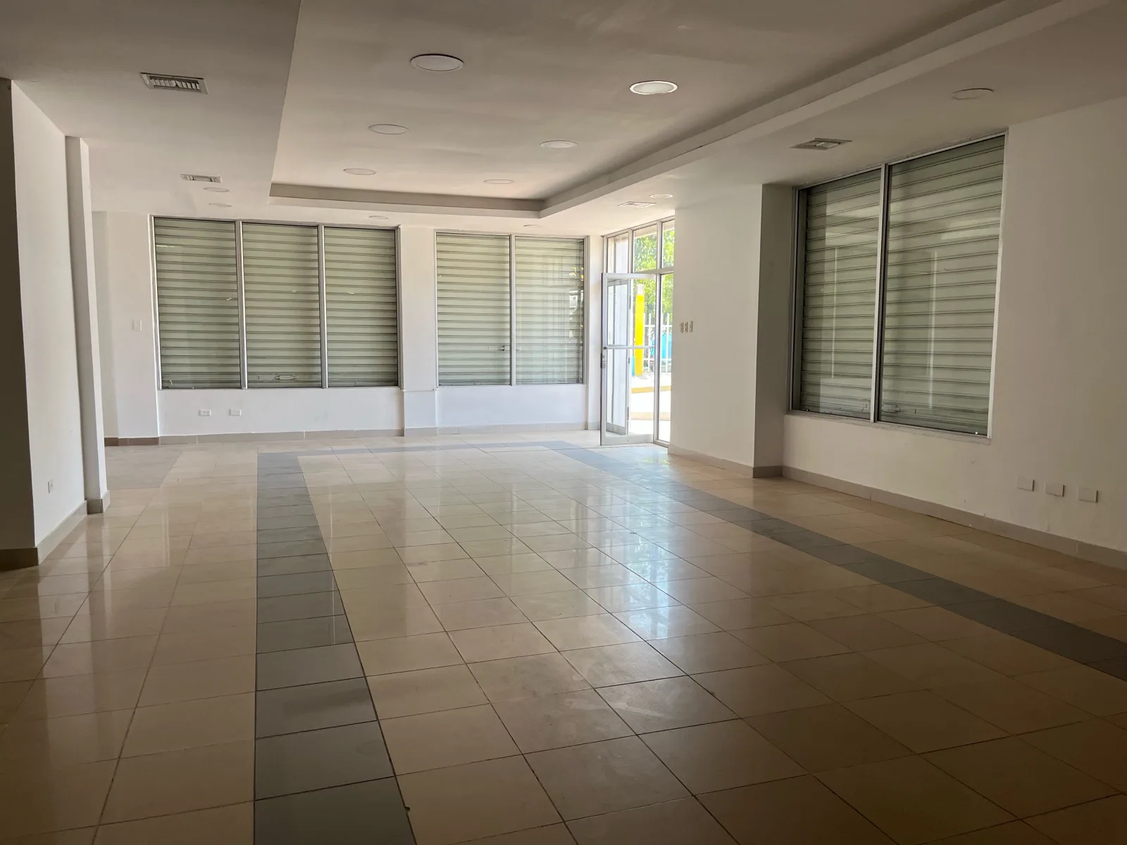 Venta edificio comercial Libertad frente al parque VanRo