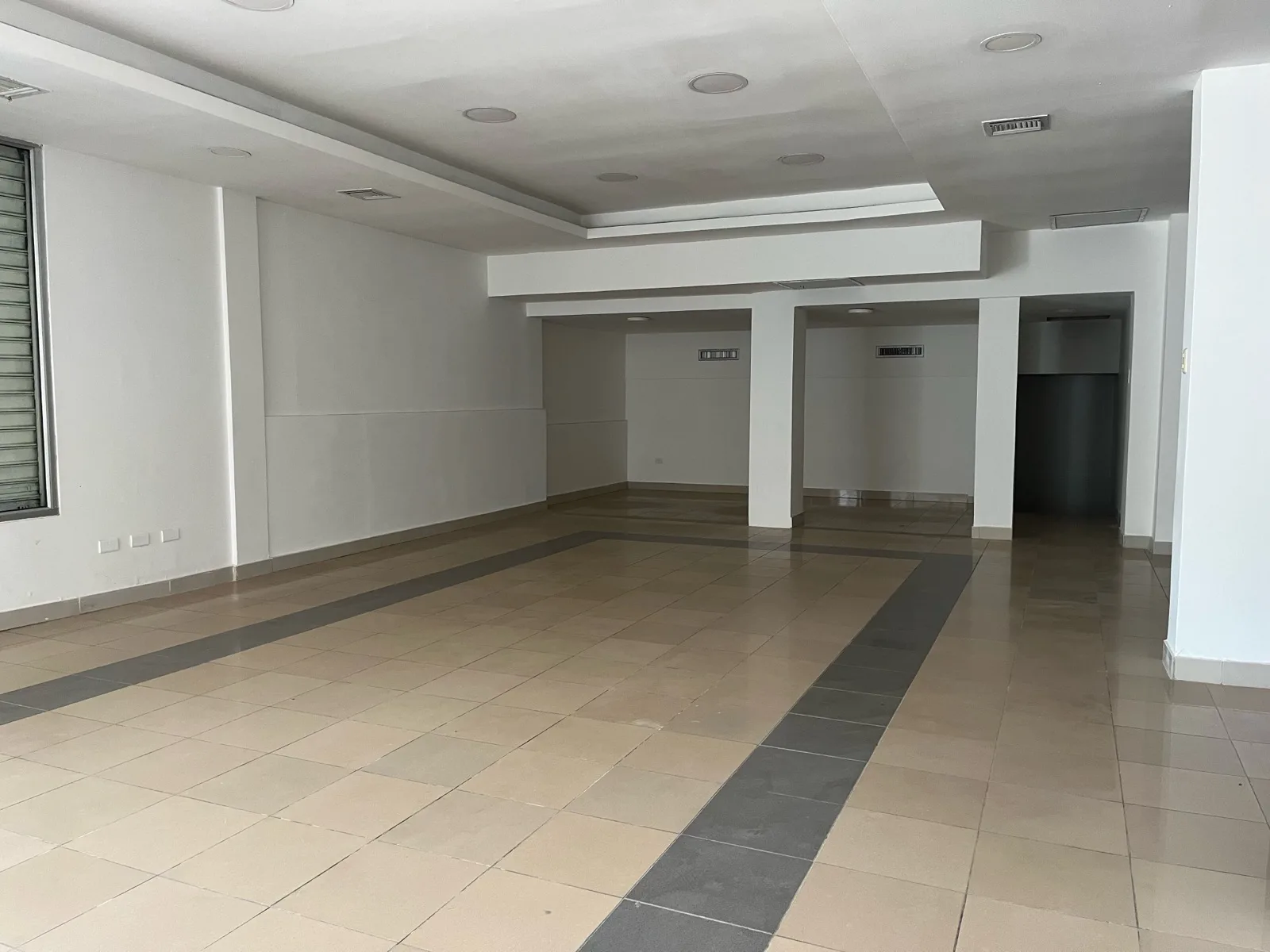 Venta edificio comercial Libertad frente al parque VanRo