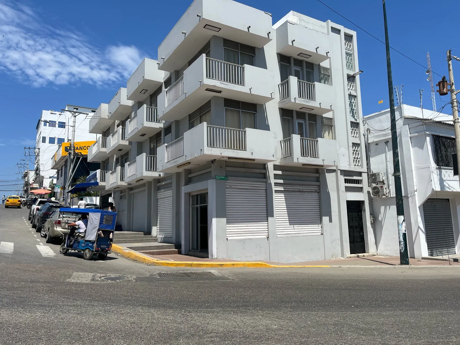 Venta edificio comercial Libertad frente al parque VanRo