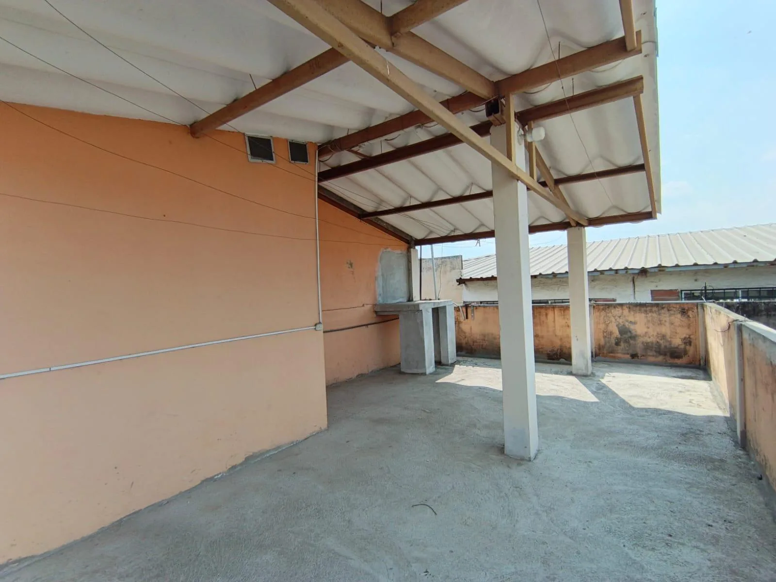Venta Casa esquinera 5 habitaciones con terraza Durán GinS