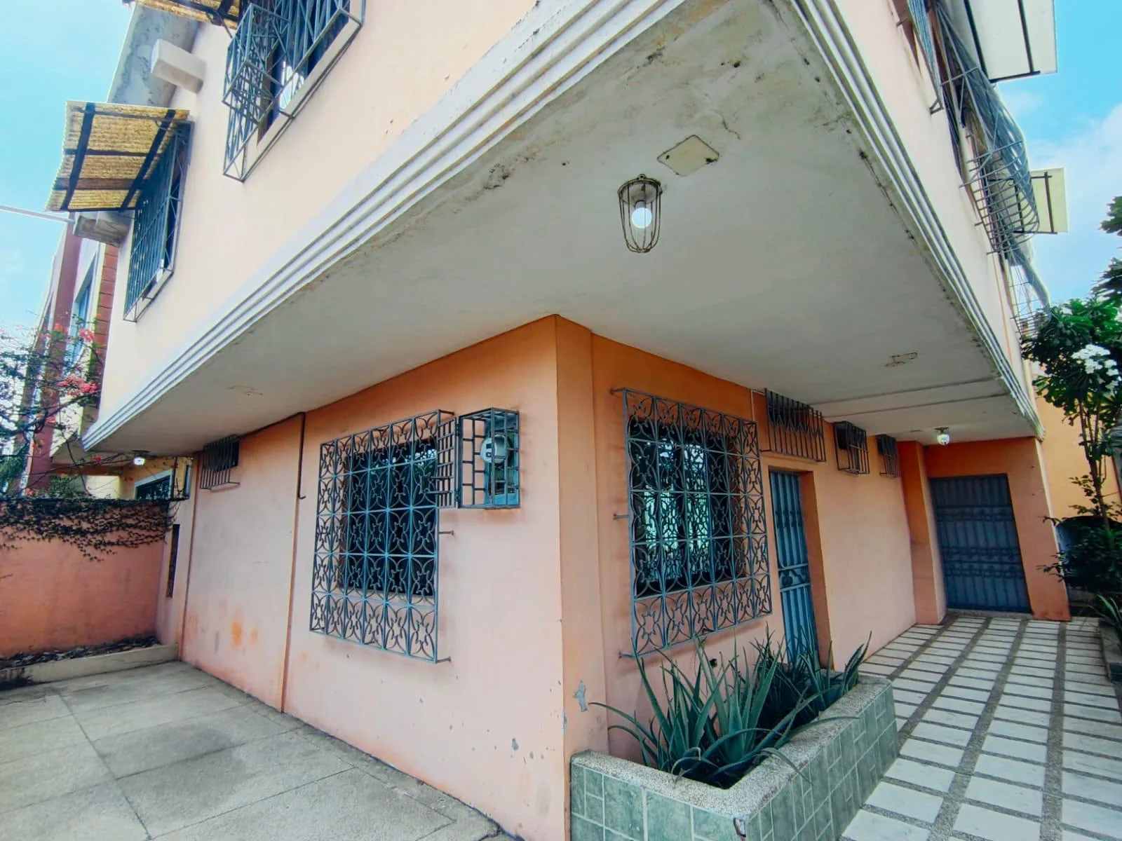 Venta Casa esquinera 5 habitaciones con terraza Durán GinS